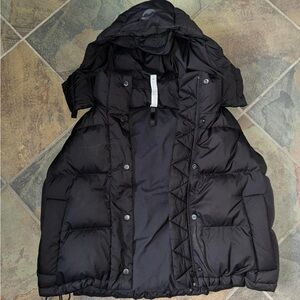 GUC Lululemon Black Cropped Wunder Puff Vest, Size 12
non-smoking pet friendly